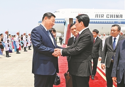 习近平抵达河内对越南进行国事访问