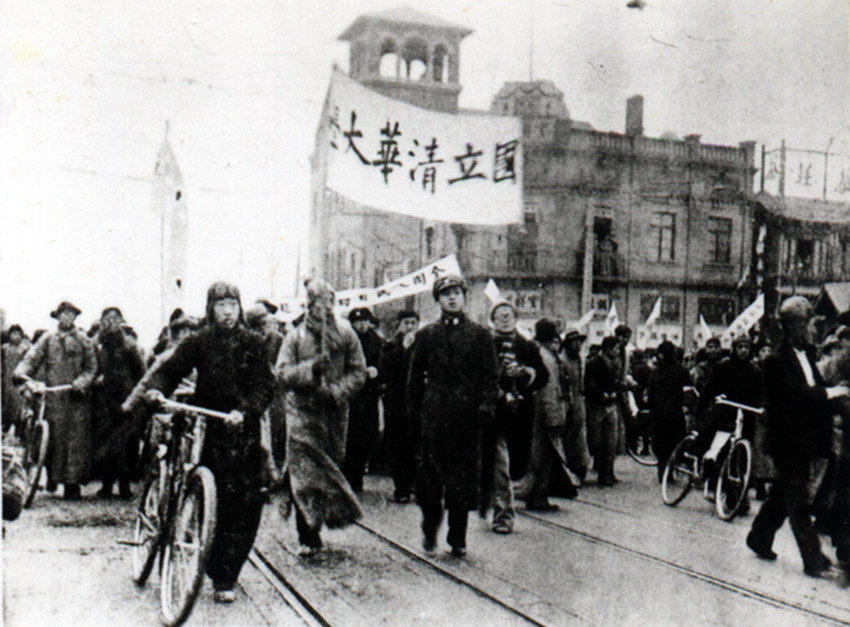 147 1935年学生运动期间摄于农村（海伦），左一：陈翰伯，左二：黄华_副本.jpg