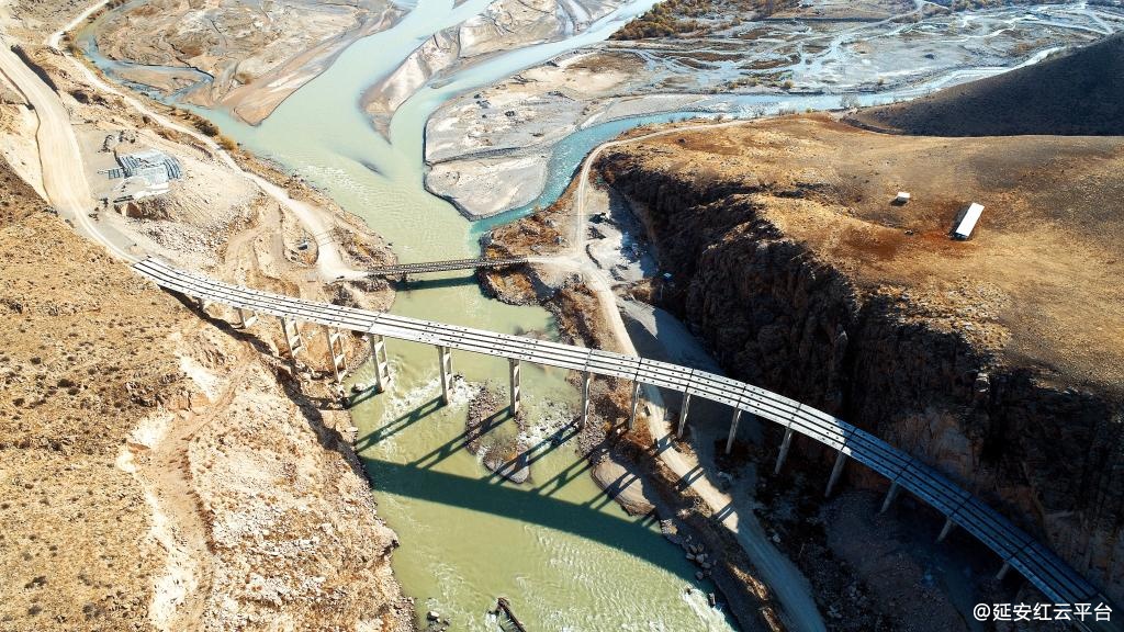 这是2020年10月27日在吉尔吉斯斯坦拍摄的新北南公路二期工程施工现场。新华社发（中国路桥公司供图）.jpg
