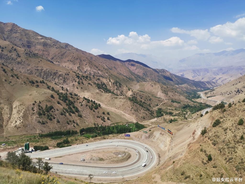 这张拍摄于2019年8月7日的资料照片显示的是乌兹别克斯坦境内的中吉乌国际道路。新华社记者蔡国栋摄.jpg