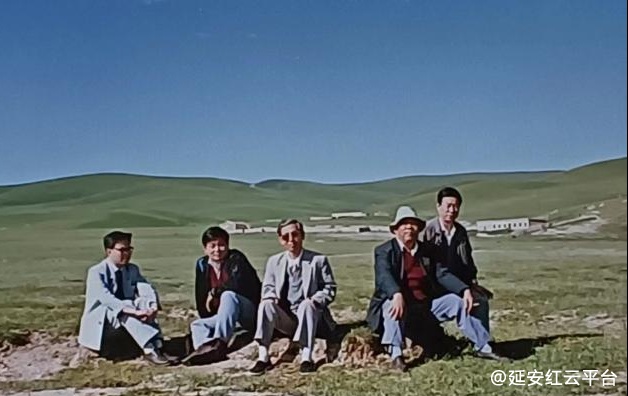 作者（左1）1992年7月下旬同陕西人民出版社赵喜民社长（右2）等在青海湖边和游船上合影.png