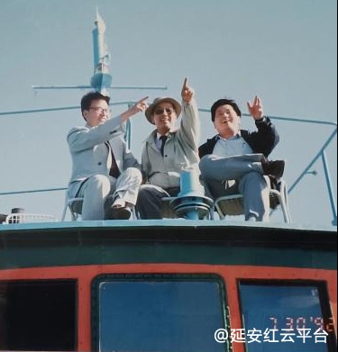 作者（左1）1992年7月下旬同陕西人民出版社赵喜民社长（右2）等在青海湖边和游船上合影1.png
