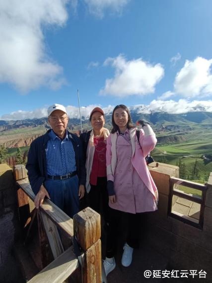 2023年7月3日，同老伴和孙女在祁连卓尔山游览.png
