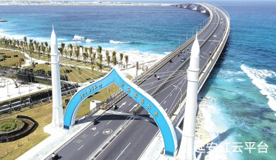 连接马尔代夫首都马累和机场岛的中.jpg